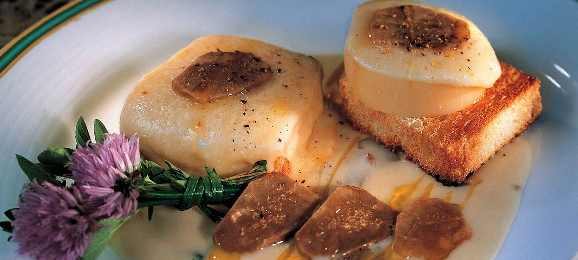 Provolone Valpadana D.O.P. caldo, olio, pepe e tartufo nero