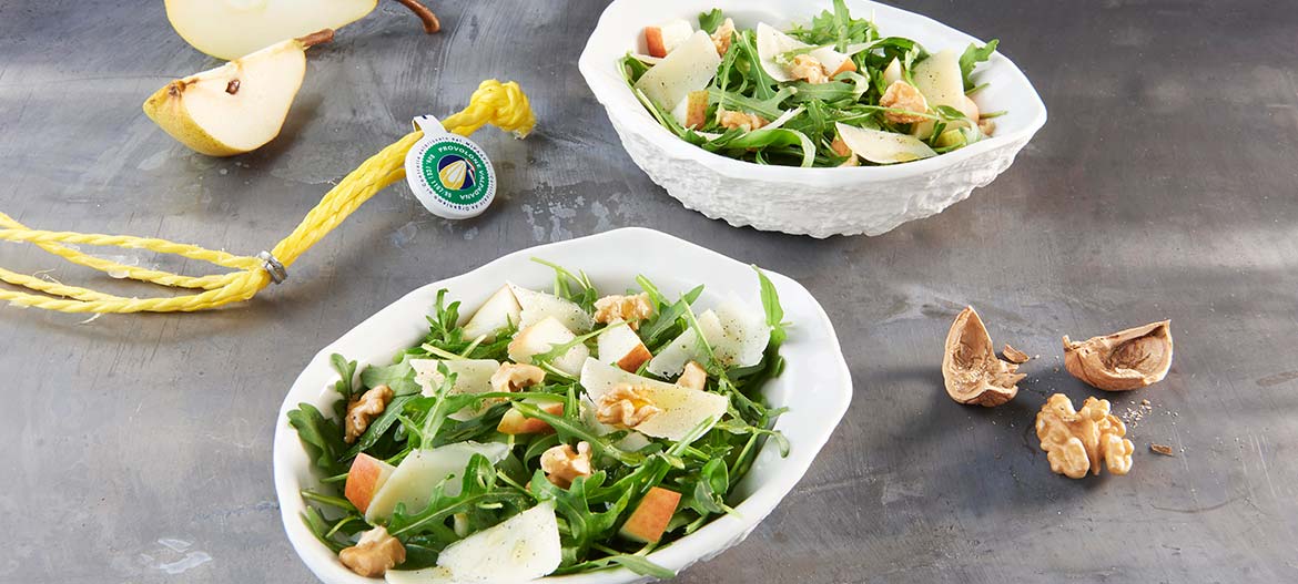 Ensalada de rúcula, peras y nueces con Provolone Valpadana picante