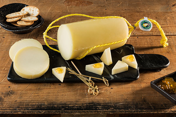 How to cut the Provolone Valpadana cheese