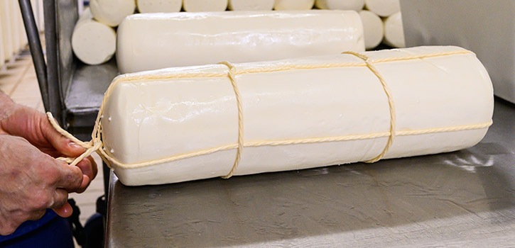 Lavorazione Provolone Legatura