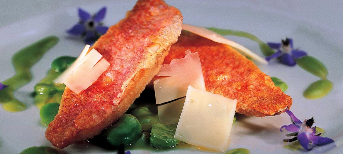 Triglie croccanti con fave novelle e Provolone Valpadana D.O.P.