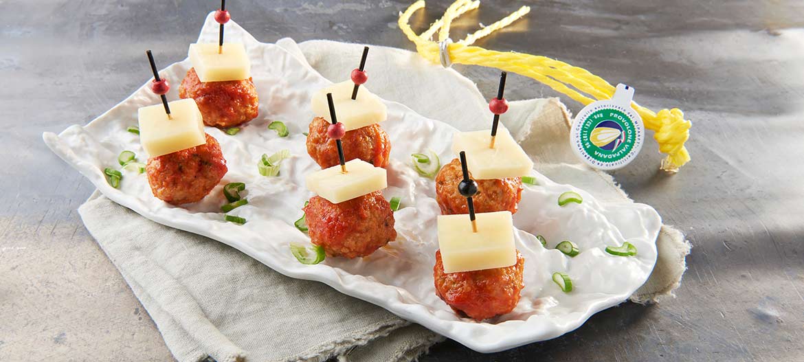 Albóndigas con tomate y Provolone Valpadana picante