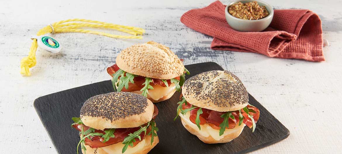 Bocadillos con Provolone Valpadana dulce, Speck y mostaza