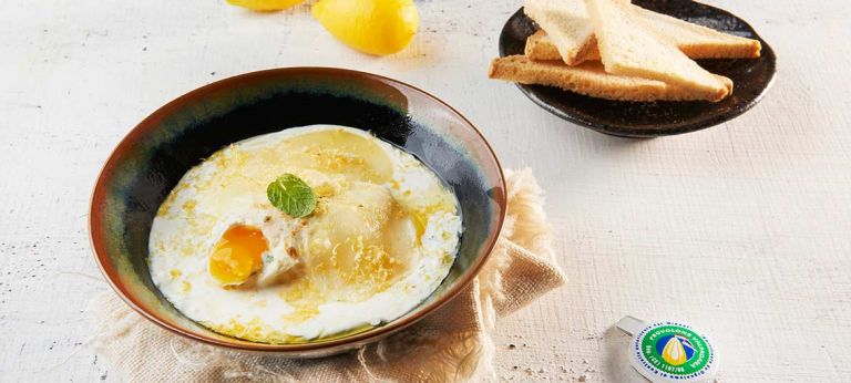 Uova in cocotte con Provolone Valpadana D.O.P. dolce, menta e scorza di limone