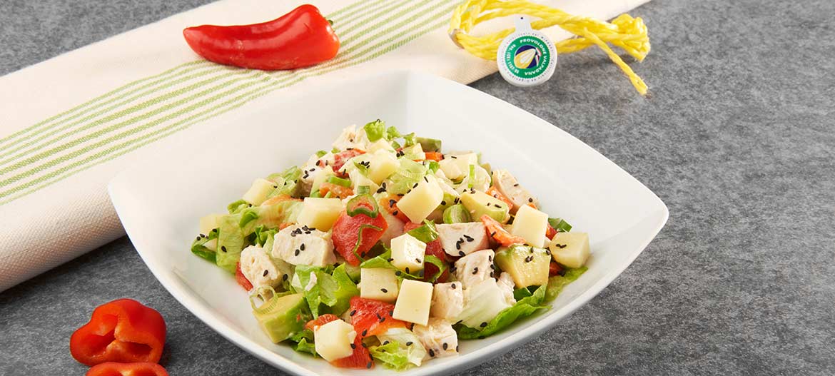 Insalata di Provolone Valpadana D.O.P. piccante, pollo e peperone rosso