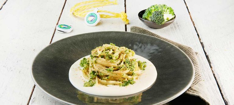 Linguine ai broccoli su fonduta di Provolone Valpadana D.O.P. dolce