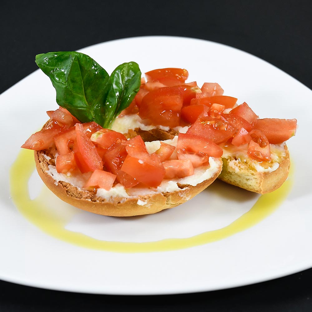 Frisella con pomodori, basilico e crema di Provolone Valpadana DOP piccante