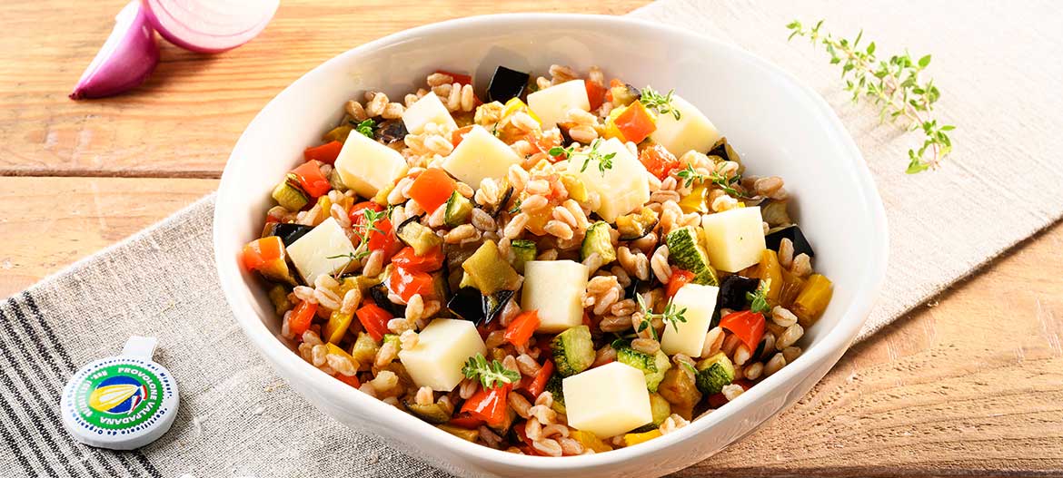 Ensalada de farro con verduras y Provolone Valpadana picante