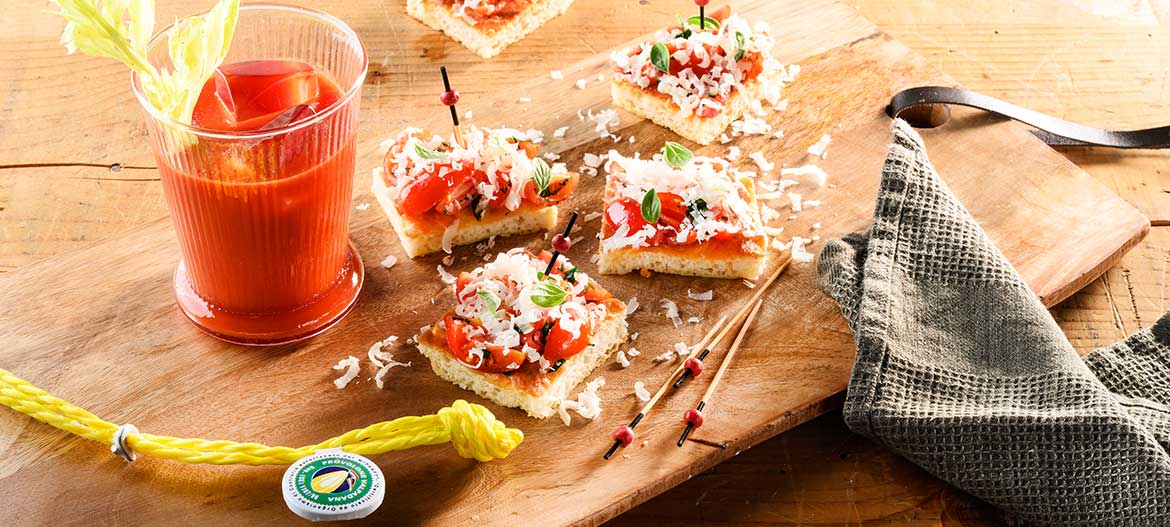 Focaccia con ensalada de tomates a las hierbas y Provolone Valpadana picante