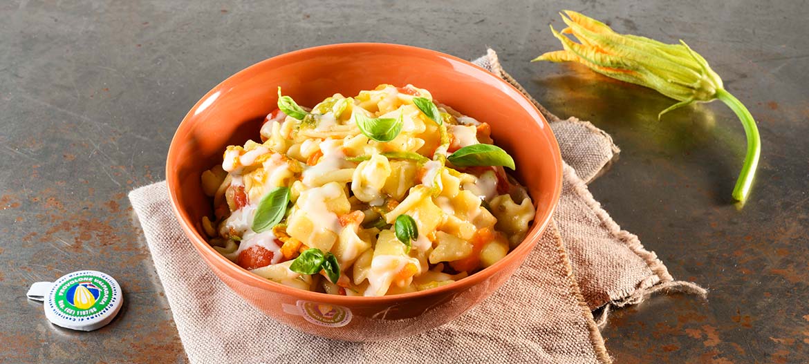 Pasta, patatas, flores de calabaza y Provolone Valpadana D.O.P. dulce