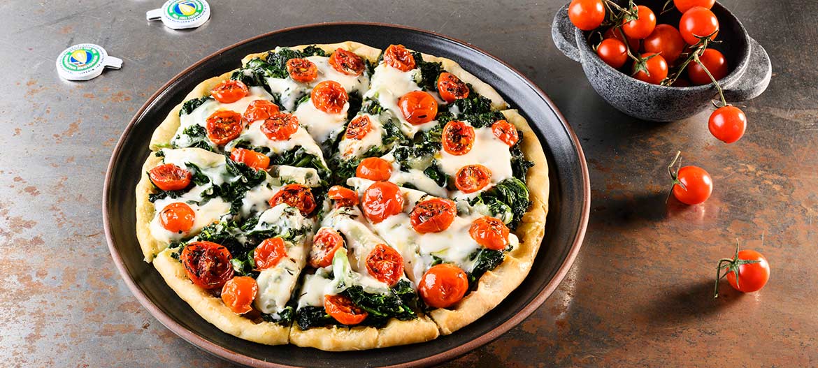 Pizza con Provolone Valpadana dulce, acelgas y tomates cereza