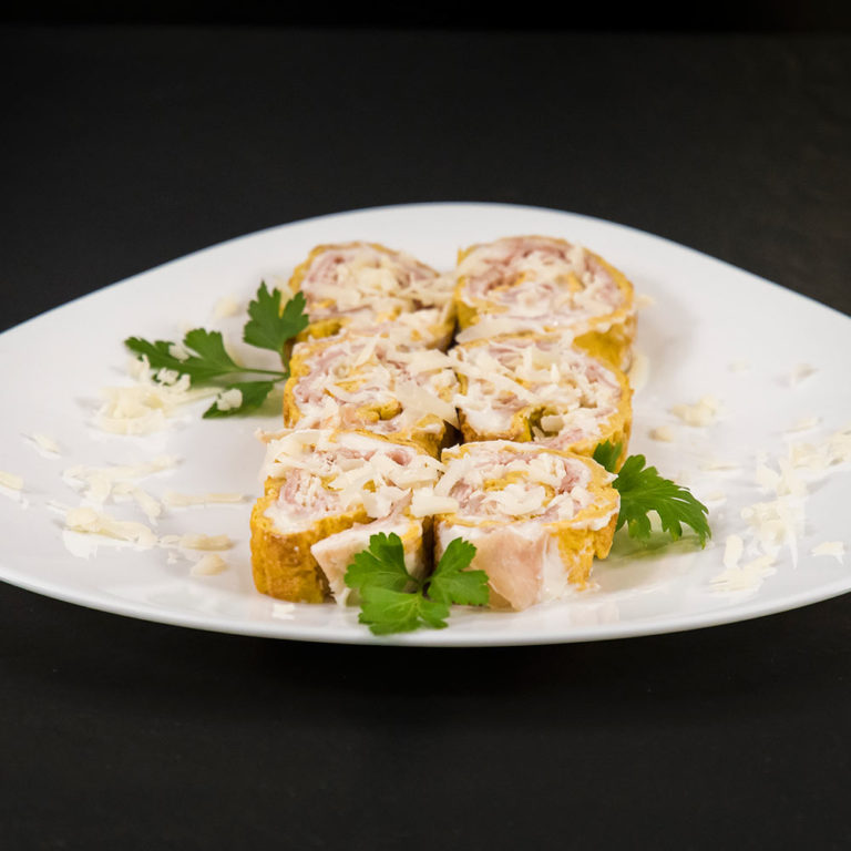 Rotolo di frittata con prosciutto cotto e Provolone Valpadana DOP piccante