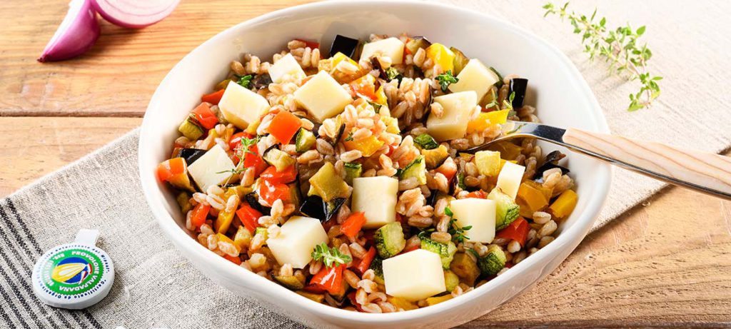 ricette con verdure e formaggio Insalata di farro e Provolone Valpadana