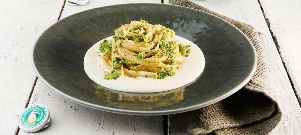 ricette con verdure e formaggio Linguine ai broccoli e Provolone Valpadana