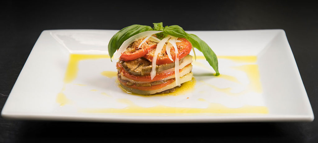 ricette con verdure e formaggio millefoglie melanzane, pomodoro, basilico e provolone valpadana