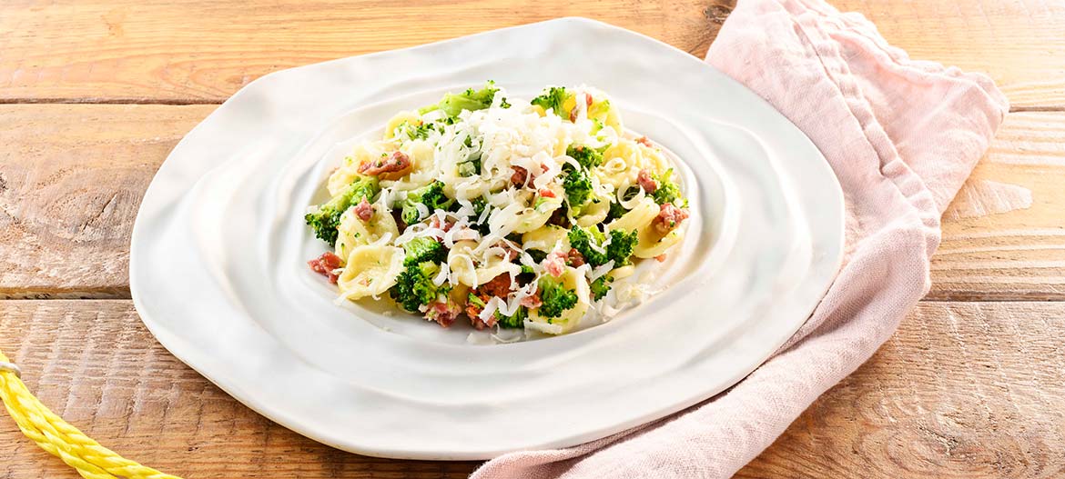 Orecchiette con salchicha, brócoli y Provolone Valpadana picante