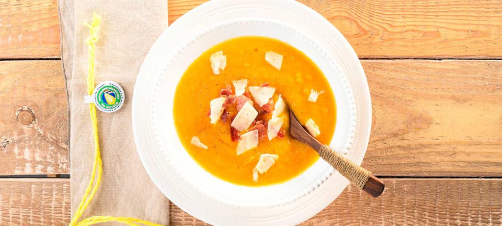 Ricette autunnali Vellutata di patate con provolone Valpadana