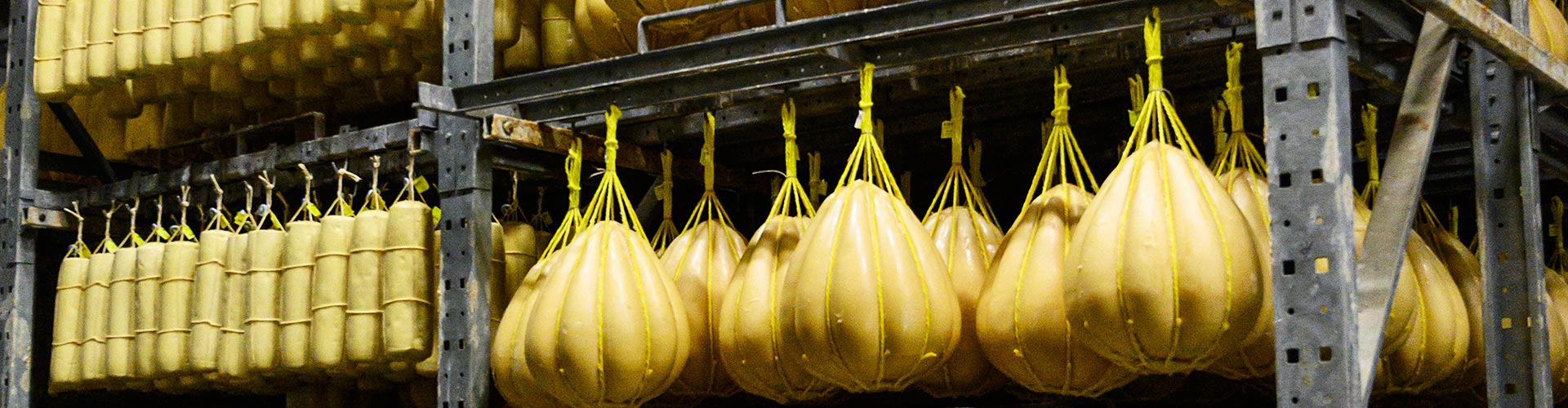 Curación del Provolone Valpadana pancetas y mandarinas