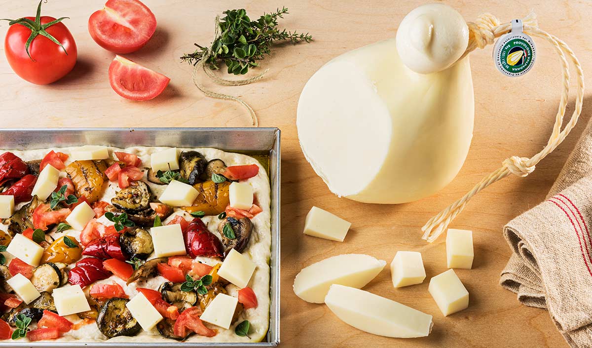 Pizza fatta in casa con Provolone Valpadana