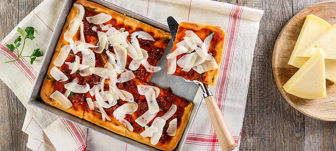 Pizza roja con Provolone Valpadana y 'Nduja