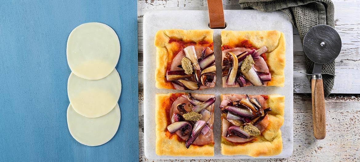 Pizza roja de kamut con Provolone Valpadana dulce