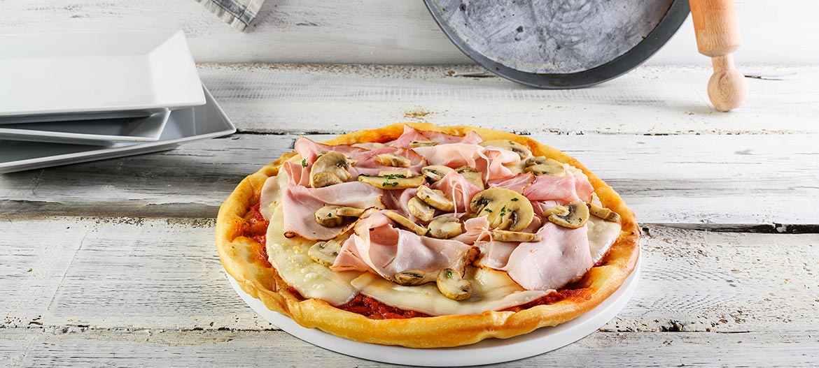 Pizza roja integral con Provolone Valpadana, jamón asado y setas