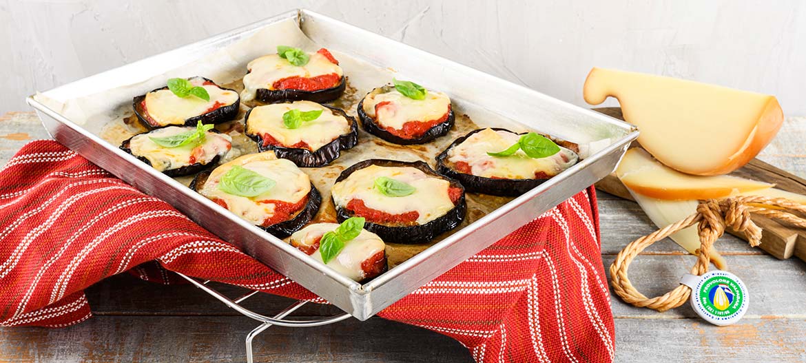 Eggplant pizzettes with smoked Provolone Valpadana