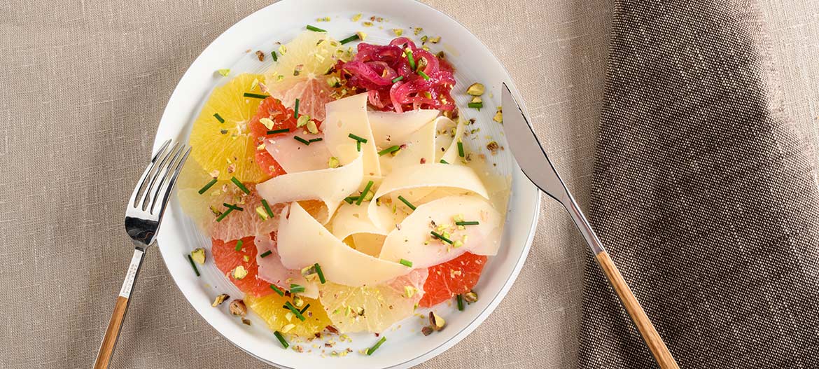 Carpaccio de cítricos cebollas Provolone Valpadana picante curado