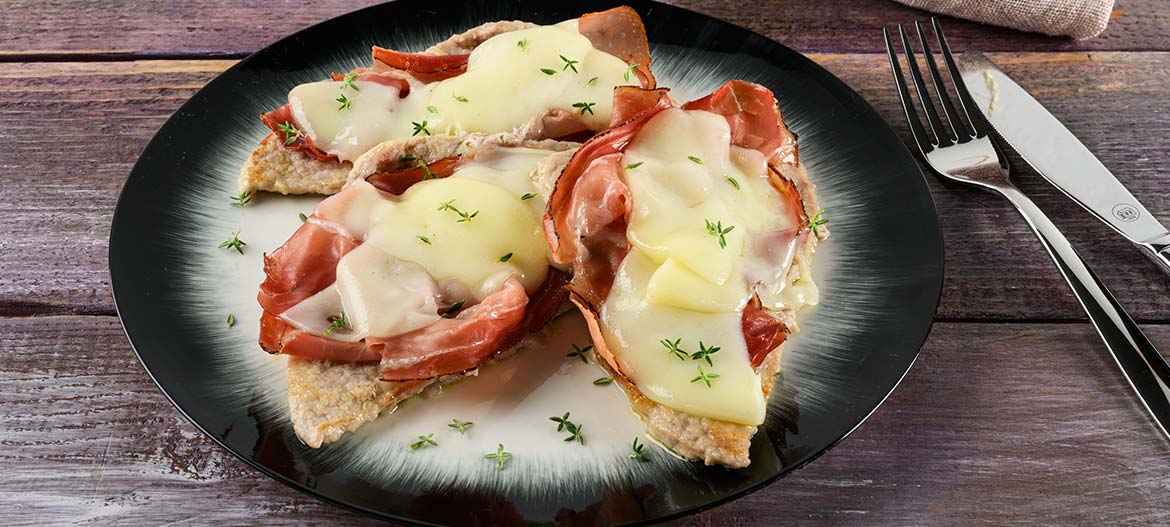 Escalopines al Marsala con Provolone Valpadana dulce y Speck